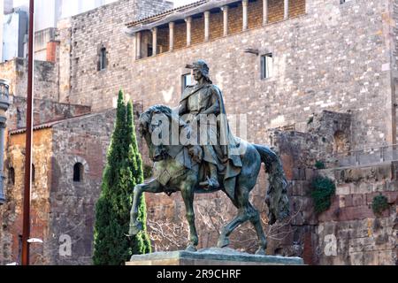 Barcelona, Spain - FEB 10, 2022: Statue of Ramon Berenguer III  sculpted by Frederic Maras and inaugerated in 1950 in Placa Ramon Berenguer el Gran. Stock Photo