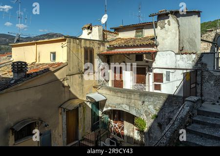 Glimpses of alleys, stairways, arcades, decorations, arches and houses of the medieval city of Popoli. Popoli, Pescara province, Abruzzo, Italy Stock Photo