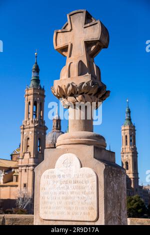 Zaragoza, Spain - February 14, 2022: Cross commemorating Basilio Boggiero over the Puente de Piedra on the Ebro River in Zaragoza. Stock Photo