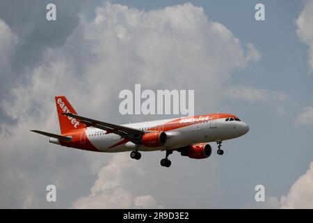 Easyjet Airbus A320-214 landing at Birmingham Airport, UK (G-EZUW) Stock Photo