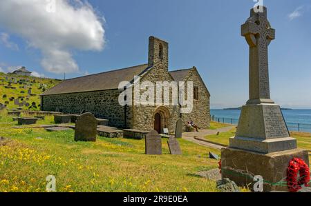The Church of St Hywyn at Aberdaron seafront on the Llyn or Lleyn Peninsula, North Wales, UK. Stock Photo