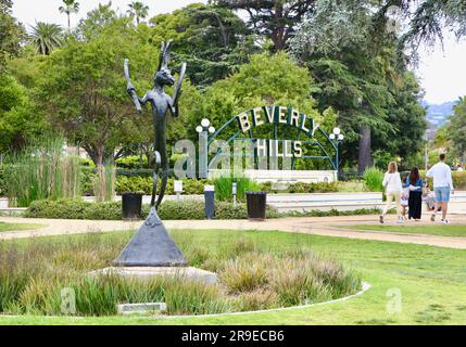 The Drummer bronze sculpture by Barry Flanagan and Beverly Hills sign Beverly Gardens Park Beverly Hills Los Angeles California USA Stock Photo