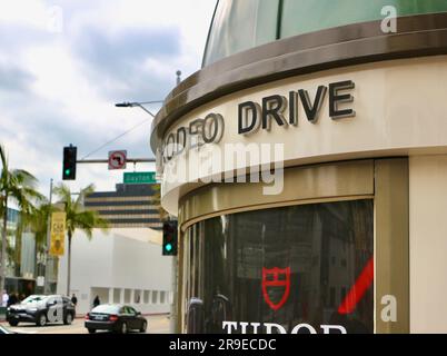 Two Asian women with shopping bags on Rodeo Drive in Beverly Hills Stock  Photo - Alamy