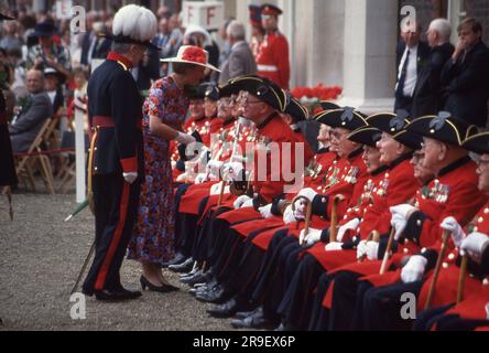 10 June 1993 The Duchess of Gloucester meeting Chelsea Pensioners at The Royal Hospital, Chelsea  Photo by The Henshaw archive Stock Photo