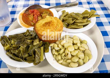 https://l450v.alamy.com/450v/2r9gwdy/macon-georgiahh-h-h-soul-food-restaurantlunch-collard-greens-butter-green-beans-okra-tomatoes-cornbreadinside-interior-indoors-2r9gwdy.jpg