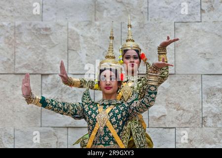 Cambodian folk dancers H Stock Photo