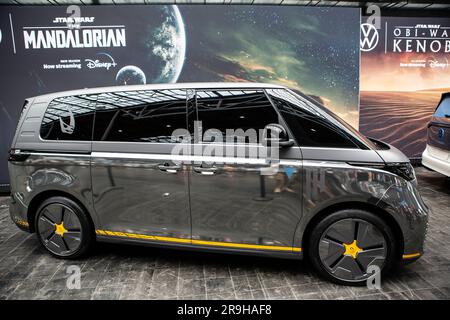 Star Wars Mandalorian und Obi Wan Kenobi ID.Buzz Modelle auf dem VW Bus Festinal 2023 in Hannover Stock Photo