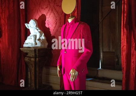 Pink Suit by Donatella Versace worn by Colman Domingo to Oscars 2021, Crown to Couture exhibition 2023, Kensington Palace, London, UK Stock Photo