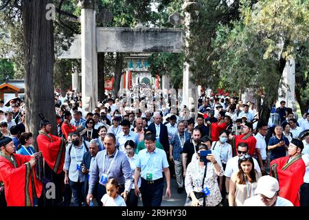 Qufu, China's Shandong Province. 27th June, 2023. Guests and tourists visit the Confucius Temple in Qufu, east China's Shandong Province, June 27, 2023. A series of activities to promote traditional Chinese culture were held at the Confucius Temple in Qufu during the World Internet Conference Nishan Dialogue on Digital Civilization on Tuesday. Credit: Guo Xulei/Xinhua/Alamy Live News Stock Photo