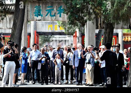 Qufu, China's Shandong Province. 27th June, 2023. Chinese and foreign guests and tourists visit the Confucius Temple in Qufu, east China's Shandong Province, June 27, 2023. A series of activities to promote traditional Chinese culture were held at the Confucius Temple in Qufu during the World Internet Conference Nishan Dialogue on Digital Civilization on Tuesday. Credit: Guo Xulei/Xinhua/Alamy Live News Stock Photo