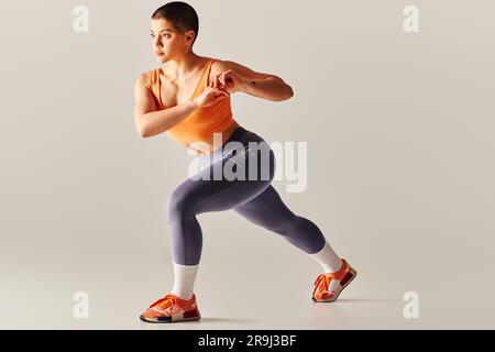 Portrait of an athletic beautiful woman with strong abs in a gym. The short  haired female athlete is smiling and leaning against the barbell rack Stock  Photo - Alamy
