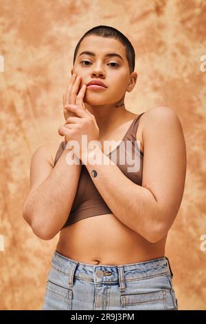 curvy model, back view of young short haired woman standing with hand  behind back, mottled beige background, representation of body, different  shapes Stock Photo - Alamy