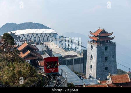Sa Pa, Vietnam-April 2023; High angle view of cable car traveling from the summit station of Fanxipan Mountain to the bronze Great Amitabha Buddha sta Stock Photo