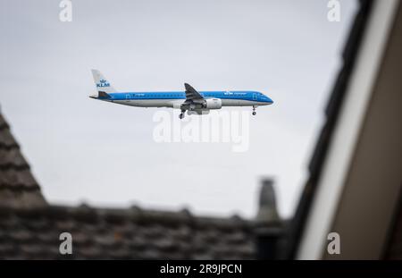 SCHIPHOL - An airplane flies over a house in the vicinity of Schiphol. There is a lot of resistance to the route that threatens to come over the provinces of Gelderland, Utrecht and North Holland of declining flights to Schiphol. ANP JEFFREY GROENEWEG netherlands out - belgium out Stock Photo
