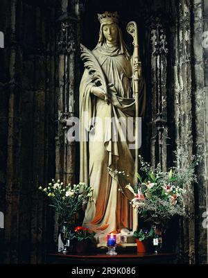 Saint Winefrides Shrine Holywell, Wales.  St Winefride her statue, the scar around her neck is visible. According to legend St Bueno restored her to life by placing her severed head back on her body after being decapitated  by Caradoc.  Holywell, Flintshire, Wales, Uk. 1990s. HOMER SYKES Stock Photo