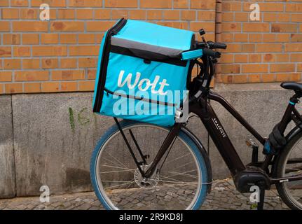 Berlin, Germany. 21st May, 2023. 21.05.2023, Berlin. A messenger from the delivery service Wolt has parked his bike, an e-bike, in front of a wall in the Steglitz district. Wolt is a company from Finland. Credit: Wolfram Steinberg/dpa Credit: Wolfram Steinberg/dpa/Alamy Live News Stock Photo