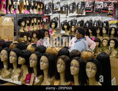 230628 JOHANNESBURG June 28 2023 Xinhua A customer