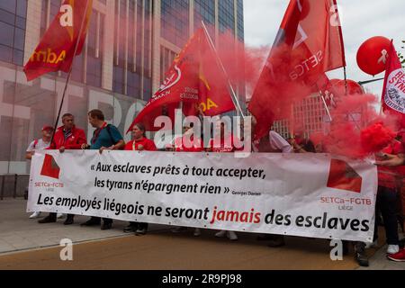 Brussels, Belgium. 28th June, 2023. Nicolas Landemard/Le Pictorium - Inter-union rally in front of the Ministry of Justice in Brussels. - 28/6/2023 - Belgium/Brussels/Brussels - In front of the Ministry of Justice today, several thousand participants, called by the country's various trade unions, came out to show their opposition to the reform of the right to strike and demonstrate sought by the current minister, Mr Van Quickenborne. The participants then embarked on a symbolic march. No incidents were reported. Credit: LE PICTORIUM/Alamy Live News Stock Photo