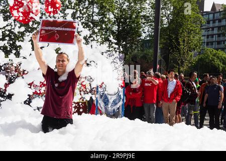 Brussels, Belgium. 28th June, 2023. Nicolas Landemard/Le Pictorium - Inter-union rally in front of the Ministry of Justice in Brussels. - 28/6/2023 - Belgium/Brussels/Brussels - In front of the Ministry of Justice today, several thousand participants, called by the country's various trade unions, came out to show their opposition to the reform of the right to strike and demonstrate sought by the current minister, Mr Van Quickenborne. The participants then embarked on a symbolic march. No incidents were reported. Credit: LE PICTORIUM/Alamy Live News Stock Photo