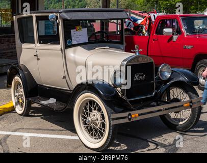 A tan 1927 Ford Model T coupe on display at a car show in Tidioute, Pennsylvania, USA Stock Photo