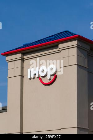 SIOUX FALLS, SD, USA - JUNE 22, 2023: IHOP restaurant exterior and trademark logo. Stock Photo