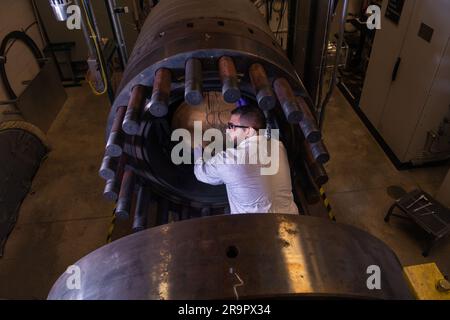 Juno testing in Glenn Extreme Environments Rig, GEER Laboratory. Juno ...