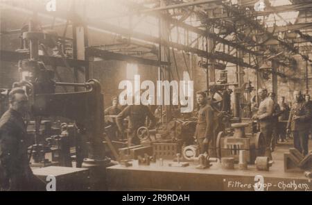 Fitters shop at Chatham, Kent: First World War era photograph of soldiers in uniform standing in an engineering tool shop Stock Photo