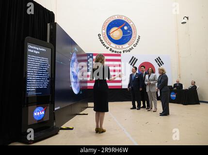 Vice President Harris and President Yoon at GSFC. Dr. Lesley Ott, research meteorologist and climate scientist at NASA’s Goddard Space Flight Center briefs Vice President Kamala Harris, center, President Yoon Suk Yeol of the Republic of Korea, left, and NASA Deputy Administrator Pam Melroy on U.S. and Korean partnerships to improve the way scientists observe air quality and the use of space in addressing the climate crisis, Tuesday, April 25, 2023, during a tour of NASA’s Goddard Space Flight Center in Greenbelt, Md. Stock Photo