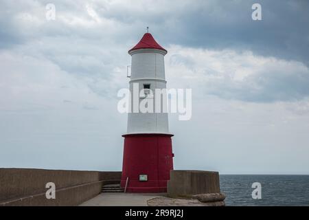 Simple plain red and white painted lighthouse on the harbour at Berwick-on-Tweed Stock Photo