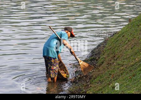 Sri Lanka, Kandy - January 13, 2020: Cleaning the pond bank in the park. A type of street sweeper Stock Photo