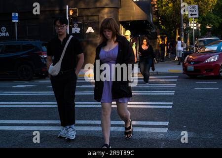 Seattle, USA. 18th May, 2023. Pedestrians crossing in Belltown on 1st. Stock Photo