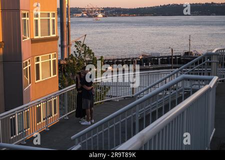 Seattle, USA. 18th May, 2023. Two people embracing on the waterfront bridge. Stock Photo