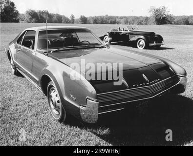 transport / transportation, car, vehicle variants, Oldsmobile Toronado, view from right ahead, 1971, ADDITIONAL-RIGHTS-CLEARANCE-INFO-NOT-AVAILABLE Stock Photo