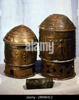fine arts, countries, Ghana, gold weights of the Ashanti, tins with lids, brass, private collection, ARTIST'S COPYRIGHT HAS NOT TO BE CLEARED Stock Photo