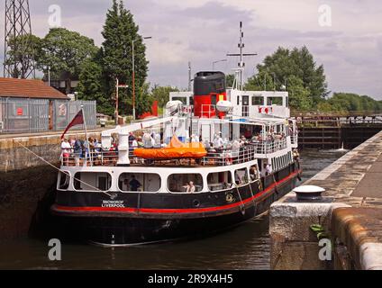 Mersey Ferry Snowdrop, going through Warrington eastwards at Latchford Locks, on the way to Salford Quays, NW England, UK WA4 1NN Stock Photo