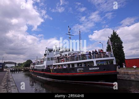 Mersey Ferry Snowdrop, going through Warrington eastwards at Latchford Locks, on the way to Salford Quays, NW England, UK WA4 1NN Stock Photo