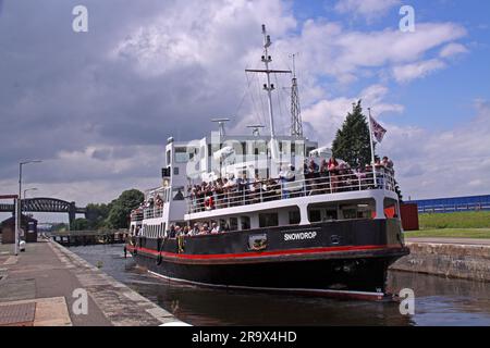 Mersey Ferry Snowdrop, going through Warrington eastwards at Latchford Locks, on the way to Salford Quays, NW England, UK WA4 1NN Stock Photo