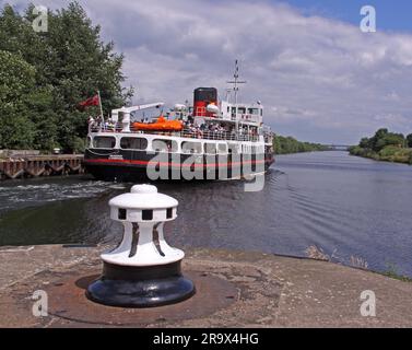 Mersey Ferry Snowdrop, going through Warrington eastwards at Latchford Locks, on the way to Salford Quays, NW England, UK WA4 1NN Stock Photo