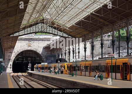 Historic platform hall with train and passengers, Porto Sao Bento station, Porto, Portugal Stock Photo