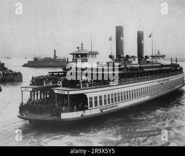 The President Roosevelt named ferry for the City of New York, Department of Plant and Structures loaded with passengers. Getting ready to enter the slip at St. George, June 1924 Stock Photo