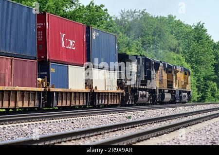 La Fox, Illinois, USA. A Union Pacific Railroad intermodal train, led by three locomotives including an off-road Norfolk Southern Railway unit, Stock Photo