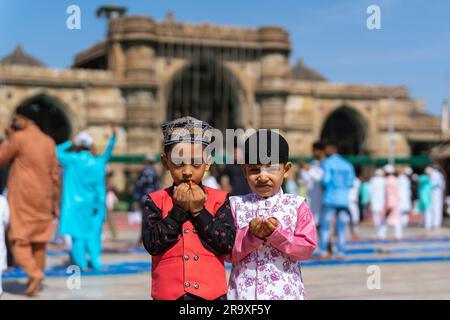 Ahmedabad, Gujarat, India. 29th June, 2023. Muslims offer ''˜namaz' on the occasion of the ''˜Eid al-Adha' festival, at Jama Masjid in Ahmedabad (Credit Image: © Saurabh Sirohiya/ZUMA Press Wire) EDITORIAL USAGE ONLY! Not for Commercial USAGE! Stock Photo