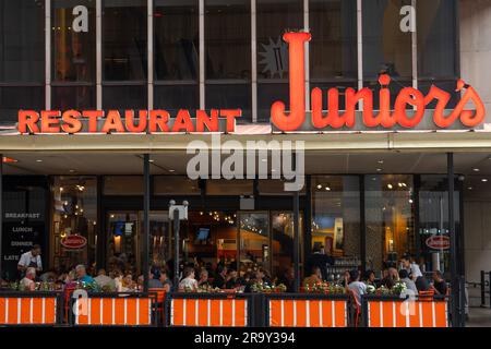People eating outside at Junior's restaurant in Manhattan NYC Stock Photo