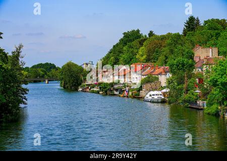 Houses on the banks of the Loing river in Nemours, a small town in the south of the Seine et Marne department in Paris region, France Stock Photo