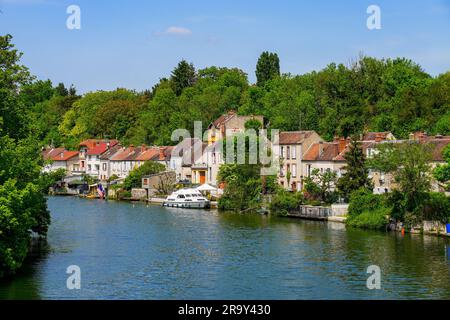 Houses on the banks of the Loing river in Nemours, a small town in the south of the Seine et Marne department in Paris region, France Stock Photo