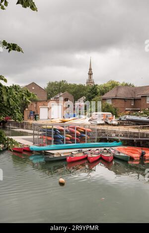 St George-in-the-East church and colourful canoes on Shadwell Basin, London, England, U.K. Stock Photo
