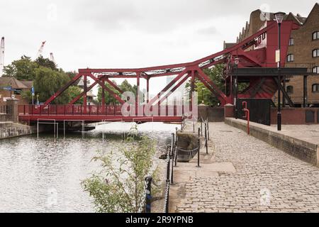 Shadwell Bascule Bridge, Garnet Street, London, E1, England, U.K. Stock Photo