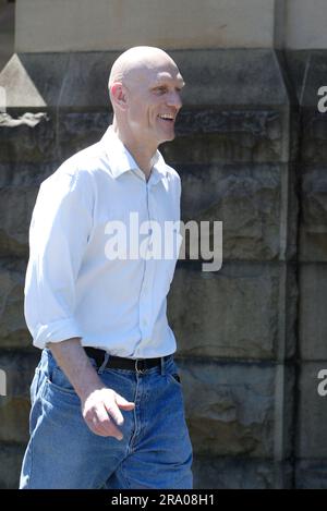 Peter Garrett, Labor Party minister and vocalist with politically motivated rock group Midnight Oil, leads the ‘Walk Against Warming’ protest in Sydney to alert politicians to community concerns over climate change, two weeks before the national election being held on November 24th. Sydney, Australia. 11.11.07. Stock Photo