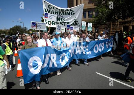 Peter Garrett, Labor Party minister and vocalist with politically motivated rock group Midnight Oil, leads the ‘Walk Against Warming’ protest in Sydney to alert politicians to community concerns over climate change, two weeks before the national election being held on November 24th. Sydney, Australia. 11.11.07. Stock Photo