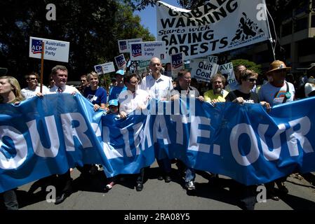 Peter Garrett, Labor Party minister and vocalist with politically motivated rock group Midnight Oil, leads the ‘Walk Against Warming’ protest in Sydney to alert politicians to community concerns over climate change, two weeks before the national election being held on November 24th. Sydney, Australia. 11.11.07. Stock Photo